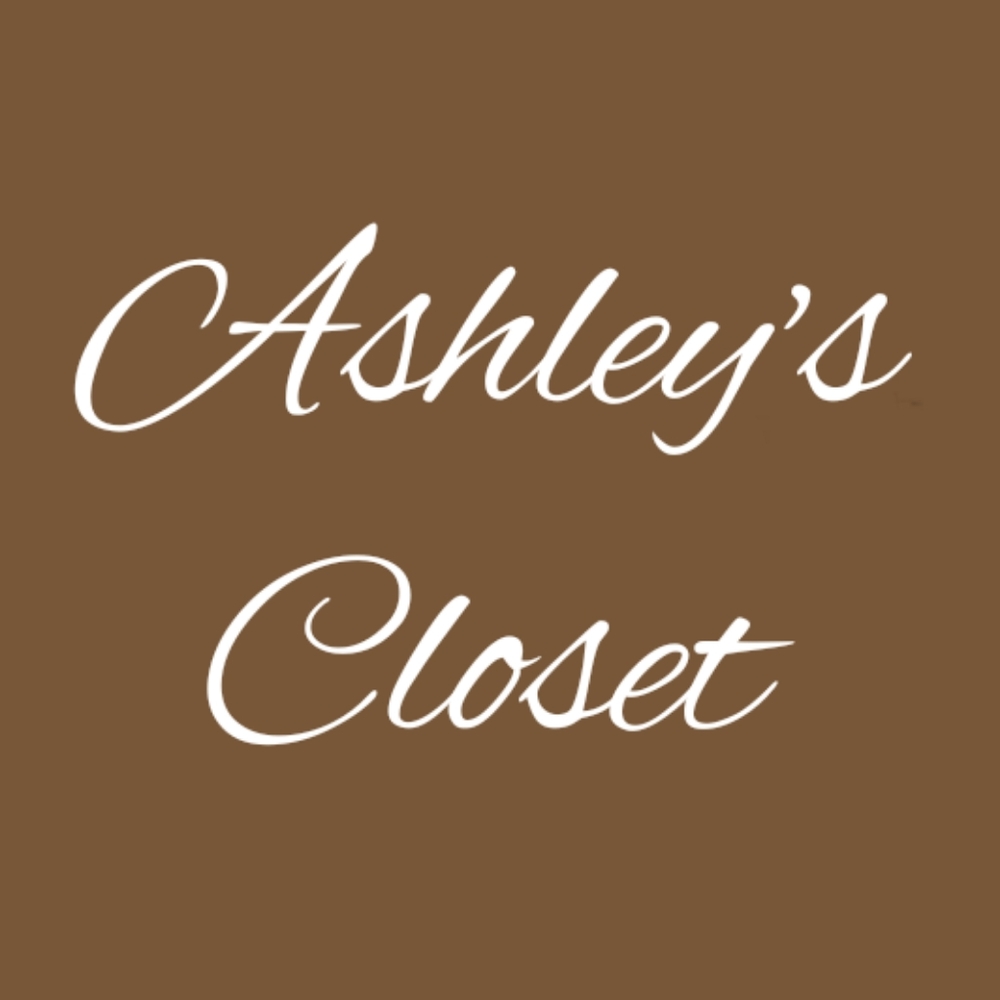 Welcome to my Poshmark Closet! I'm Ashley👋